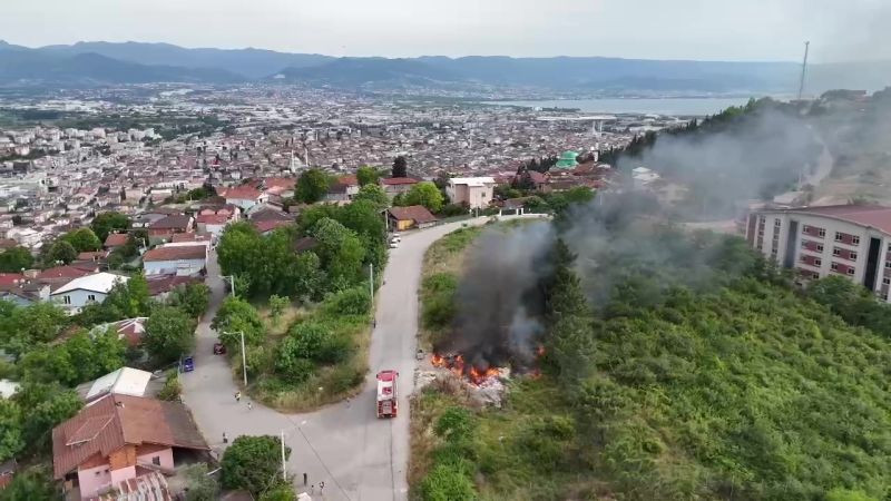Yol kenarına bırakılan atıklar yangın çıkardı!