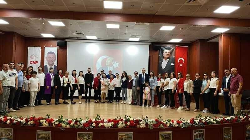 CHP Çayırova'da kadınlarda bayrak değişimi