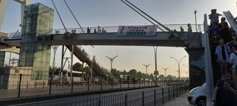 İzmit'teki köprülerde "Acil Ateşkes" pankartları!