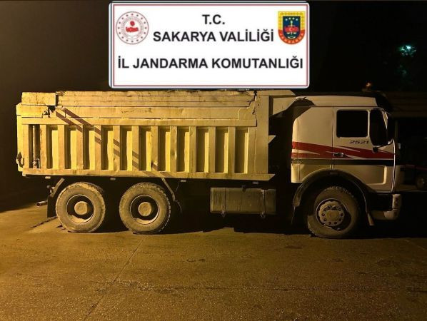 Kocaeli’den gittiler Sakarya’da kimyasal atık dökerken yakalandılar
