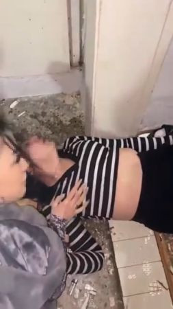 Kadın maganda genç kızlara dehşeti yaşattı