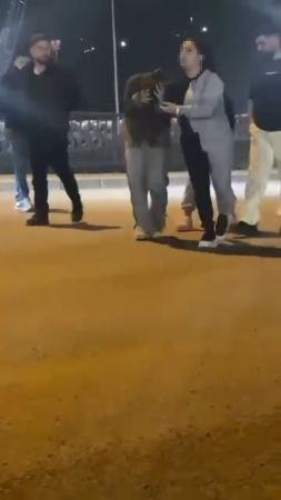 Kadın maganda genç kızlara dehşeti yaşattı