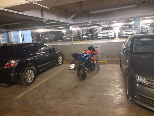 İzmit’teki kurnazlığa bakın: Ücretsiz otoparkı babalarının malı gibi kullanıyorlar!