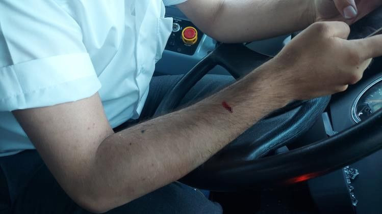 Bebek arabası kapıya sıkışınca öfkelenen baba sürücüye saldırdı