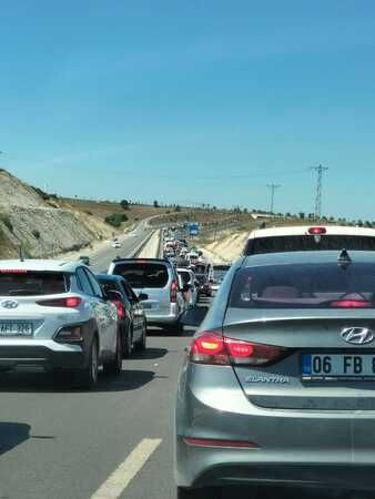 Uzun araç kuyrukları oluştu Kandıra sahilleri cıvıl cıvıl