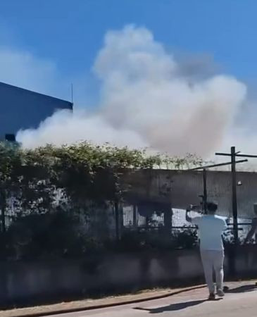 Sanayi sitesinin bahçesinde yangın