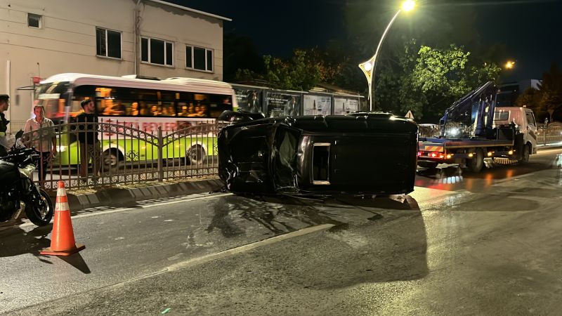 Kocaeli’de korkunç kaza! Otomobil kaldırımda yürüyenlerin arasına daldı