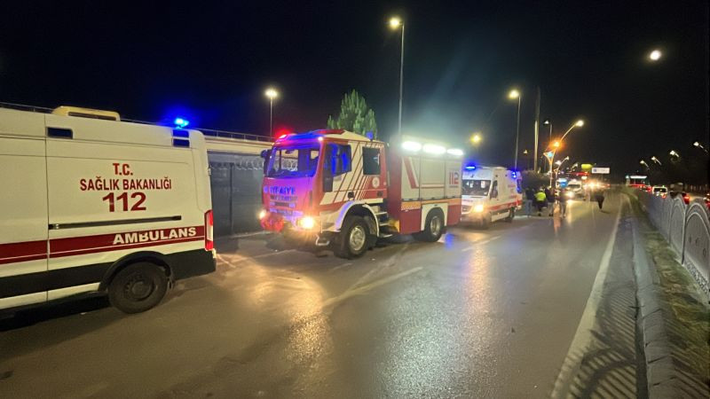 Kocaeli’de korkunç kaza! Otomobil kaldırımda yürüyenlerin arasına daldı