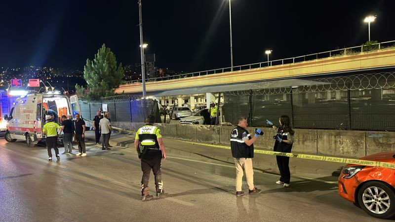 Kocaeli’de korkunç kaza! Otomobil kaldırımda yürüyenlerin arasına daldı