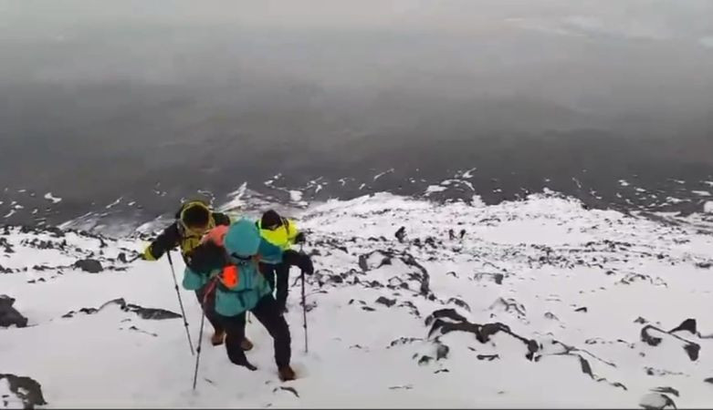 Kar ve fırtınaya rağmen Ağrı Dağı'na tırmandılar