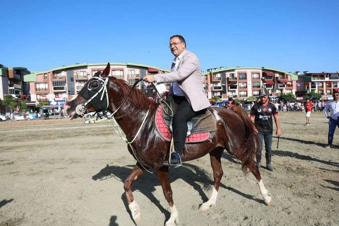 Başkan Gökçe, şölende ata bindi