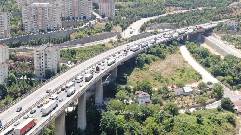 Trafik kazası TEM Otoyolu'nu kilitledi