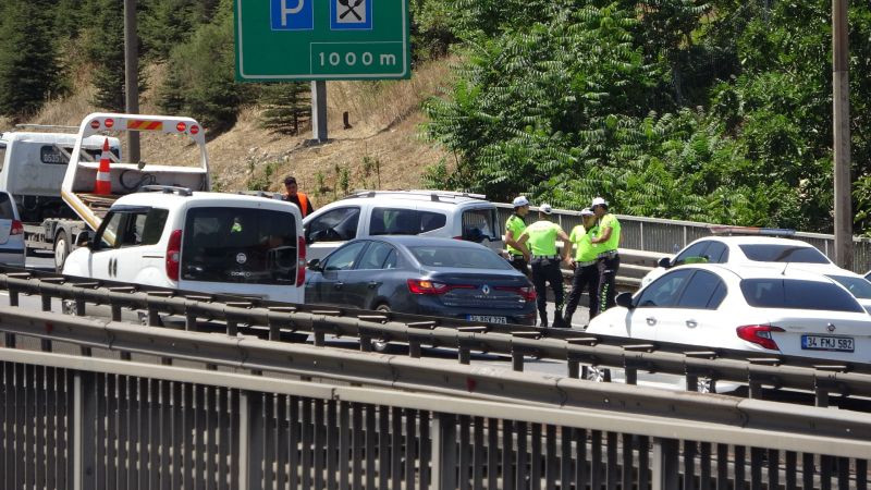 Trafik kazası TEM Otoyolu'nu kilitledi