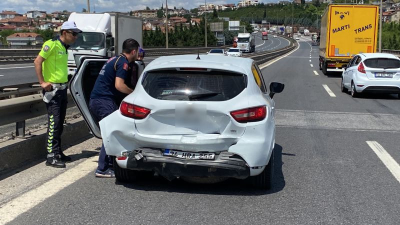 TEM'de 3 araç kazaya karıştı: Çok sayıda yaralı