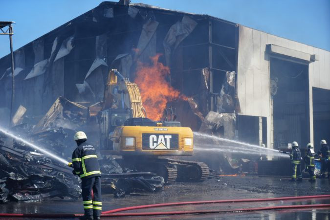 Fabrika yangınında ev ve araçlar küle döndü