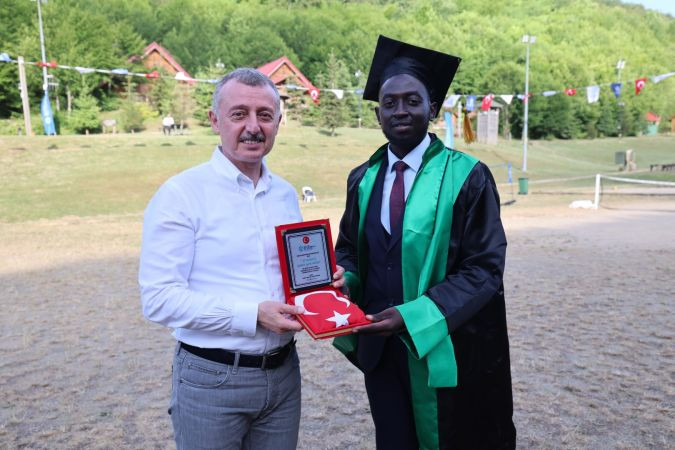 Büyükakın Uluslararası Öğrencilerin mezuniyetine katıldı