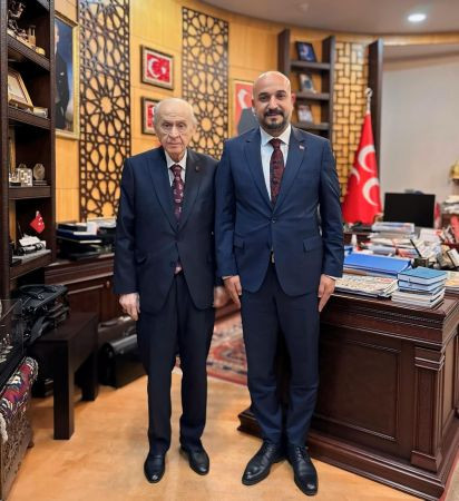 Bahçeli’nin yanında esas duruşta poz verdi