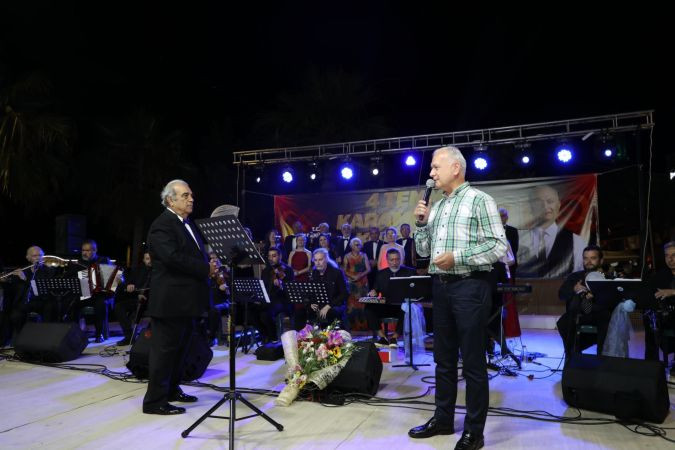 Başkan Çalık, koro ile sahne aldı