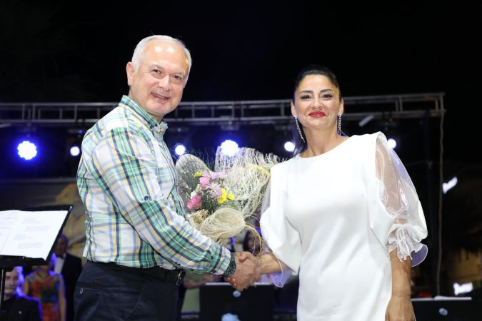 Başkan Çalık, koro ile sahne aldı