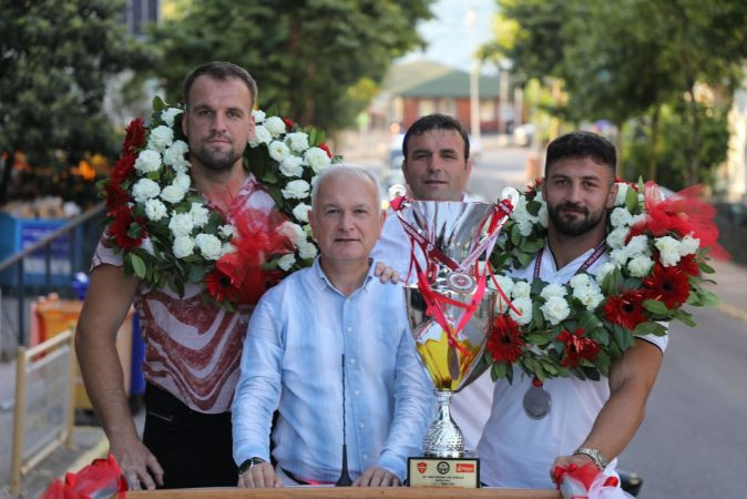 Karamürselli güreşçilere coşkulu karşılama