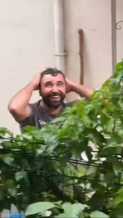 Köprü şelaleye döndü, çocuklar eğlendi