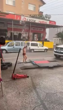 Köprü şelaleye döndü, çocuklar eğlendi