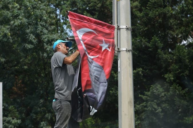 Kentin merkezi noktalarına şehitlerin fotoğrafları asıldı