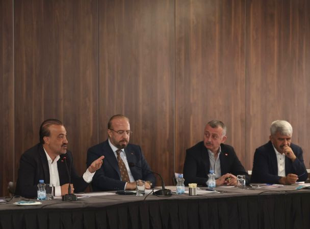 AKP tam kadro elektrik için toplandı