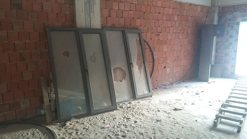 Camiye bir pencere takamadılar!