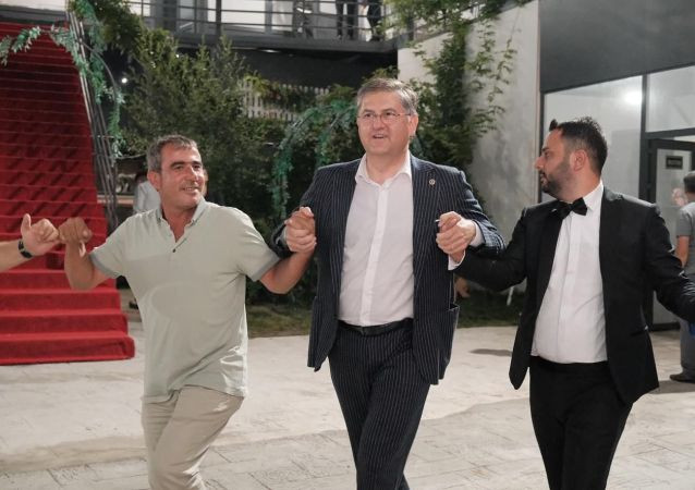 Halayı görünce dayanamadı