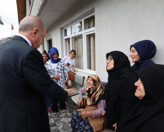Erdoğan, Rize'de komşu ve akrabaları ile hasret giderdi