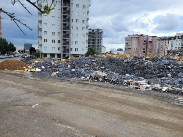 Gebze’deki metro inşaatı çöplüğe döndü