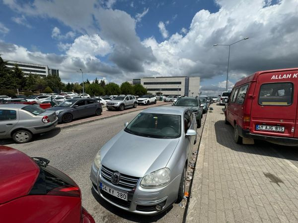 Umuttepe’de kaldırım işgali vatandaşı çileden çıkarıyor