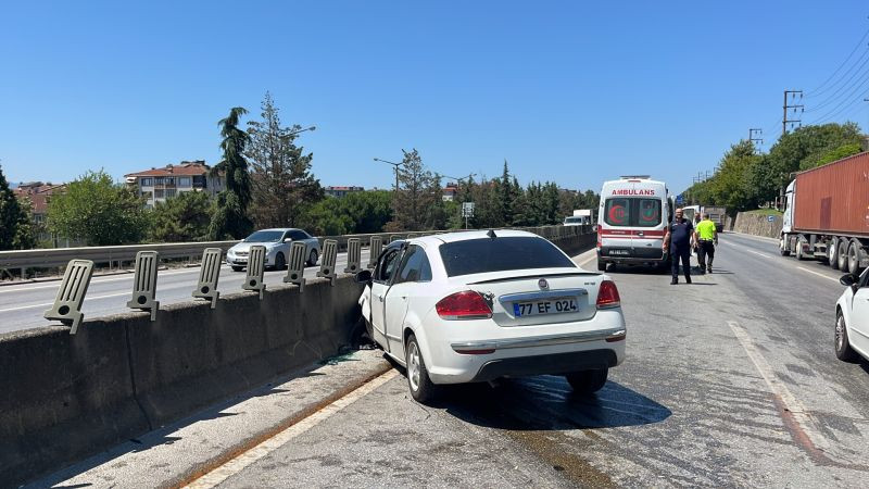 Otomobil refüje çarptı: Yaralılar var