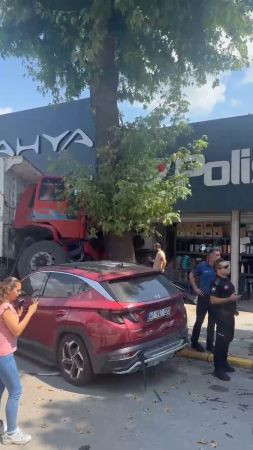 Freni boşalan kamyon dehşet saçtı