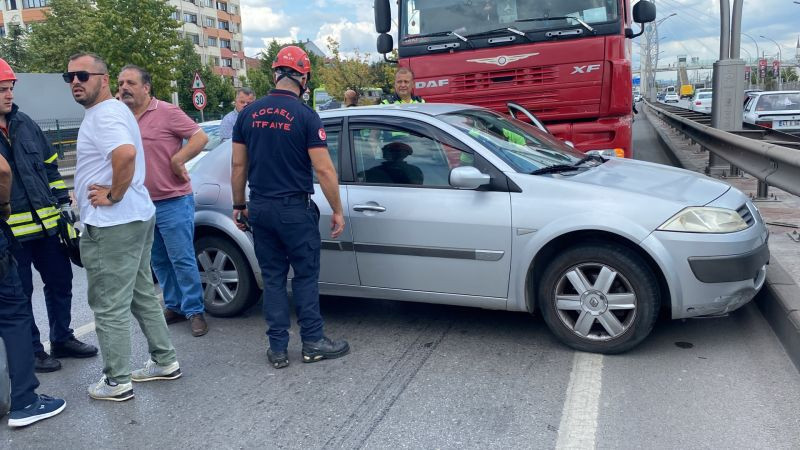Tır ile otomobil çarpıştı