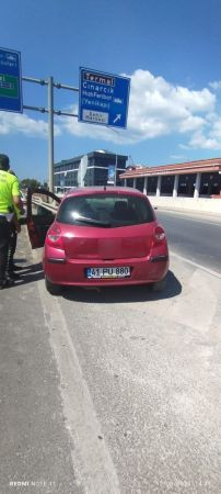 Otomobil yol ayrımında bariyere çarptı