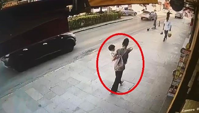 Kucağında bebeğiyle beğendiği bebek arabasını çaldı