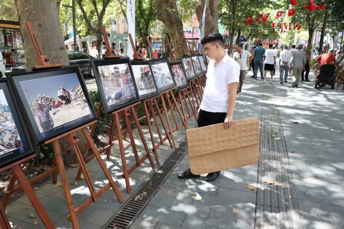 17 Ağustos ve 6 Şubat depremleri fotoğraflarla anıldı