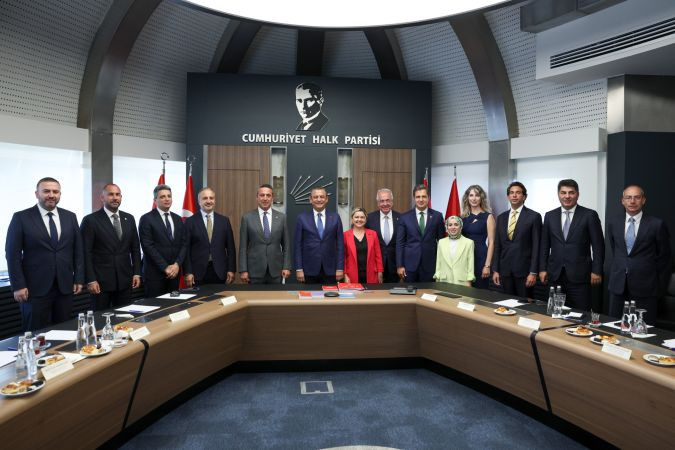 CHP Lideri Özgür Özel, Fenerbahçe Başkanı Ali Koç ile bir araya geldi