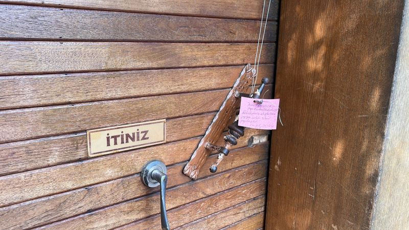İzmit Belediyesi içeride müşteri varken restoran mühürledi!