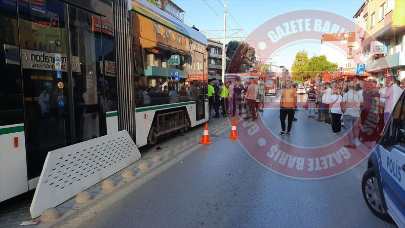 Tramvayın altında kalan kişi ağır yaralandı