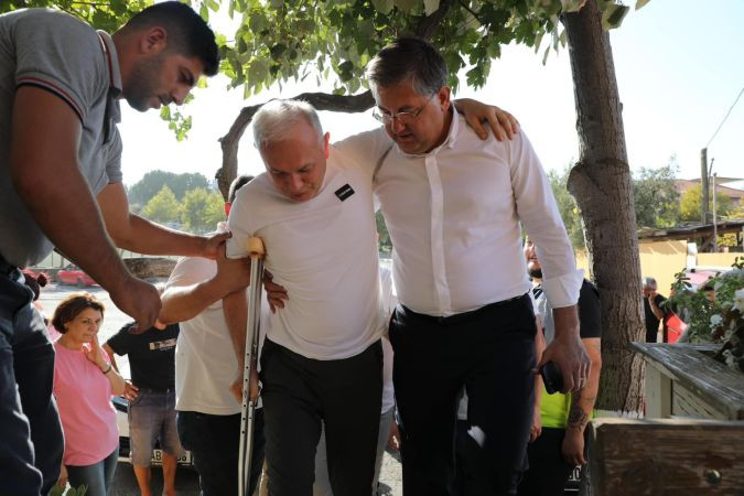 Ahmet Çalık tekerlekli sandalyeyle çalışıyor