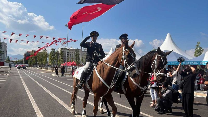 Kocaeli, Sakarya ve Düzce'de geçit törenleri göğüs kabarttı