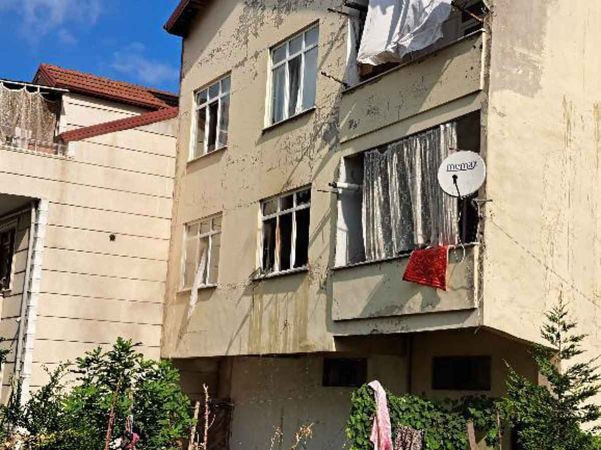 Yangında balkonda mahsur kaldılar