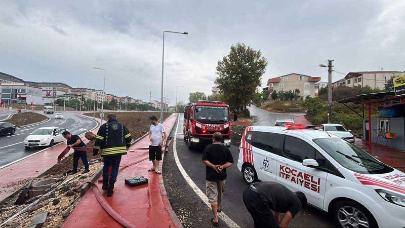 Yollar dereye döndü, ev ve iş yerlerini su bastı