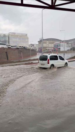 Yollar dereye döndü, ev ve iş yerlerini su bastı