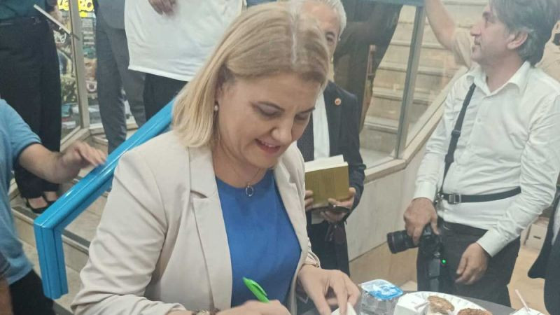 Belediye şirketlerinin başkanı yazdı: Hürriyet, adına yazılan kitapları imzaladı