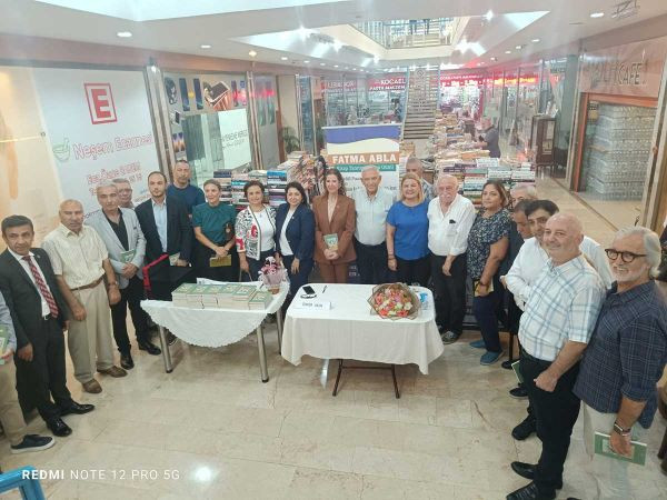 Belediye şirketlerinin başkanı yazdı: Hürriyet, adına yazılan kitapları imzaladı