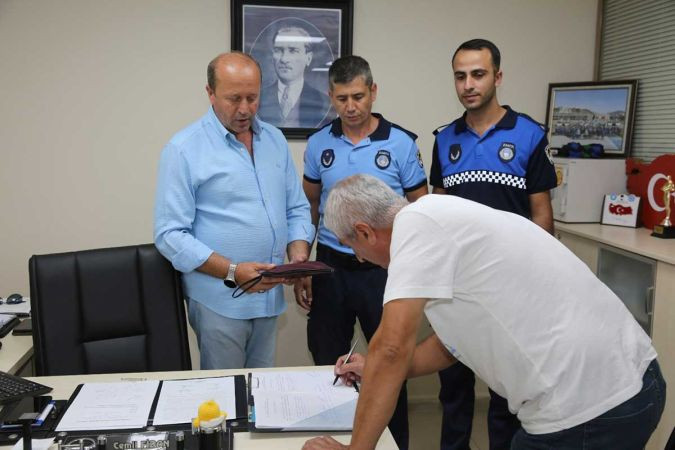 İzmit'te zabıta ekipleri para dolu çanta buldu!